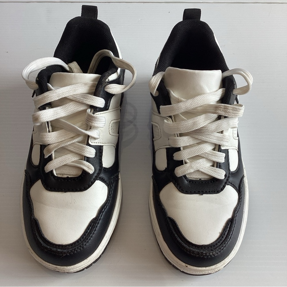 Hurley Jason White and Black Kids Size 4 Sneakers Skate shoes